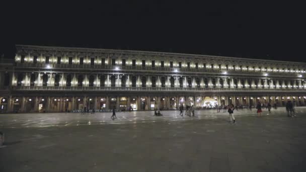 Quadro noturno da Praça de San Marco, Itália, Veneza. Panorama quadrado de San Marco. Turistas caminham em torno de San Marco à noite — Vídeo de Stock