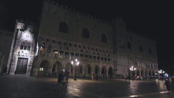 Rama nocna placu San Marco, Włochy, Wenecja. Panorama placu San Marco. Turyści spacerują nocą po San Marco — Wideo stockowe