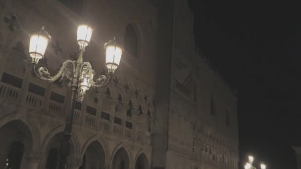 Palazzo Ducale a San Marco téren, Velencében. Palazzo Ducale éjjel. Építészet a Szent Márk téren — Stock videók