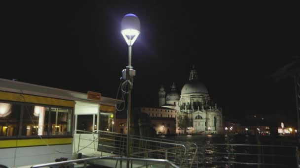 Catedral de Santa Maria Della Salute por la noche, Venecia, Italia, Arquitectura en Venecia. Santa Maria Della Salute por la noche. — Vídeos de Stock