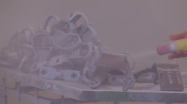 Parçayı zımparalıyorum. Fabrikada metal parçaları kumlamak. Kum püskürtme