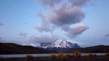 Gün batımında Cerro Payne Grande ve Torres del Paine Dağı. Şili 'deki Nordenskjold Gölü, Patagonya.