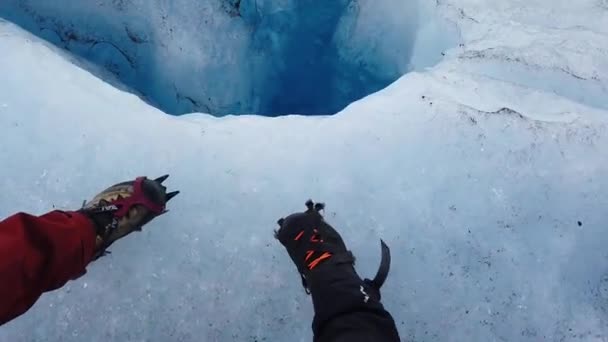 A big hole in the glacier, a dumb hole in the blue glacier gray — Stockvideo