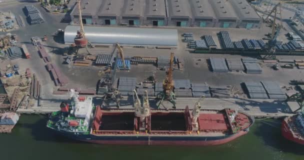 Droog vrachtschip boven in de haven. Uitvoer van droge vracht, scheepvaart — Stockvideo