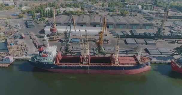 Egy nagy teherhajó tetején a kikötőben. Teherhajó rakodása árukkal felülnézetből — Stock videók