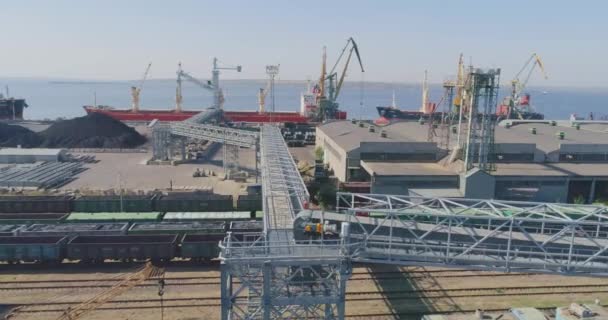 Nowoczesny port morski, przenośniki skrobakowe, dźwig portowy — Wideo stockowe