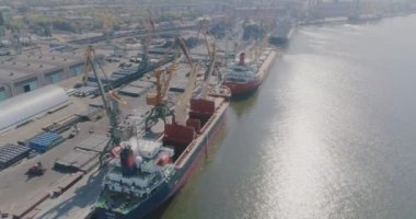 Bir kargo gemisini yüklemek, bir limanda vinç işletmek için genel plan