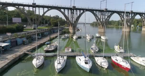 Moored yachts top view. Fly over sailing boats. Lirs with sailing boats. Sailing yachts are moored to the pier. — Stock Video