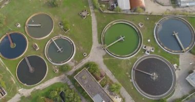 Kanalizasyon tedavisinin havadan görüntüsü. Endüstriyel su tedavisi. Su arıtma tesisleri üzerinde uçuş