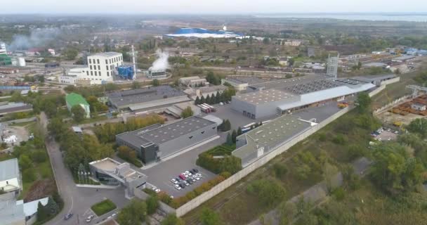 Pabrik dengan desain modern top view. Pemandangan udara pabrik modern. Penerbangan di atas Pabrik Modern — Stok Video
