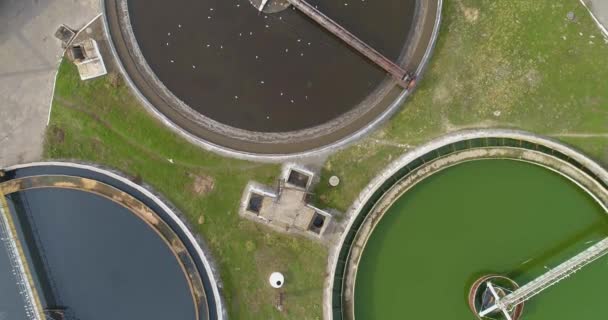 Tratamiento industrial del agua. Vista aérea del tratamiento de aguas residuales. Vuelo sobre instalaciones de tratamiento de agua — Vídeo de stock