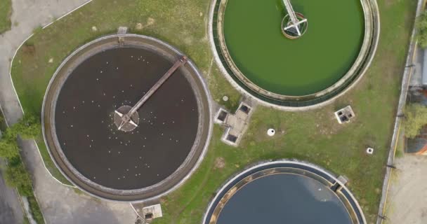 Afvalwaterzuiveringsinstallatie met ronde vorm bovenaanzicht. Waterzuiveringsinstallaties. Vliegen over een waterzuiveringsinstallatie — Stockvideo