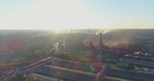 Flug über die Anlage am Morgen. Beginn des Arbeitstages in der Fabrik. Emissionen aus einem großen metallurgischen Werk — Stockvideo