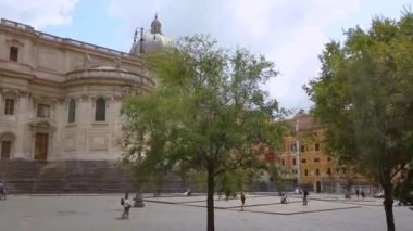 Roma sokaklarında arabayla bir gezi. Roma 'da bir gezi, Roma' da bir otobüs gezisi. Araba camlı Roma sokakları