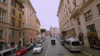 Roma sokaklarında arabayla bir yolculuk, Roma sokaklarında bir arabanın penceresinden manzara. Roma 'nın eski sokakları