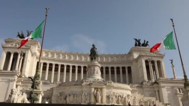 Rüzgarda dalgalanan İtalya bayrakları. Roma 'daki Venedik Meydanı. Victor Emmanuel Anıtı yakınındaki turistler