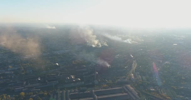 Humo de una planta grande. Vuelo sobre una gran planta metalúrgica. Emisiones peligrosas de la chimenea de la planta. Planta grande vista superior. — Vídeos de Stock