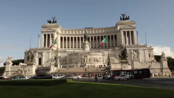 이탈리아 로마에 있는 베네치아 광장에 있는 비토리오 에마누엘레 2 세에게 바치는 기념비 — 비디오