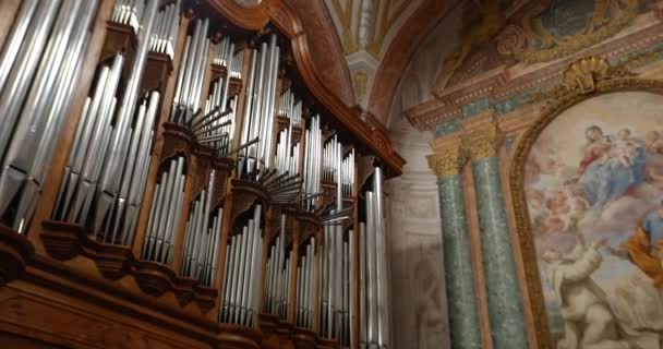 Stary, piękny organ w Rzymie, Włochy. Wnętrze starego rzymskiego kościoła — Wideo stockowe