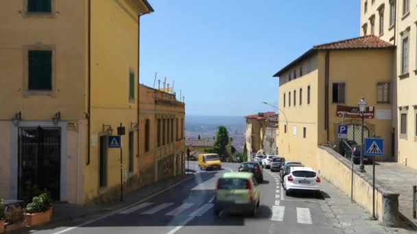 Gator i Florens, bilar kör genom gatorna i Florens. Cattedrale di Santa Maria del Fiore i bakgrunden — Stockvideo