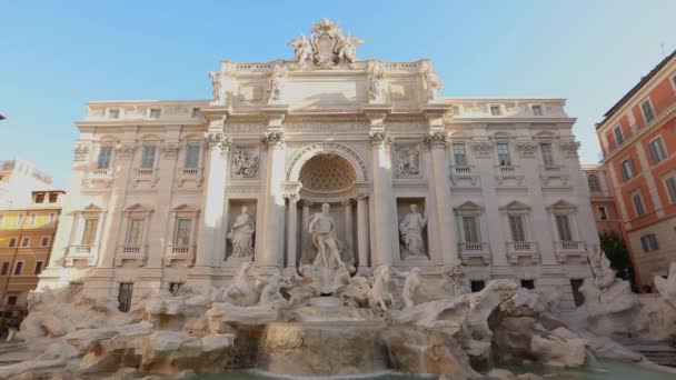 Fontana de Trevi en tiempo soleado. Fontana de Trevi en Roma plano general, — Vídeos de Stock