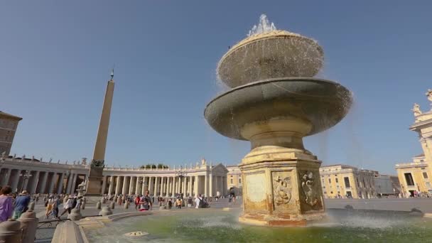 Fontaine de la place Saint-Pierre près de l'Italie, Rome. Fontaine carrée St. Peters au ralenti. — Video