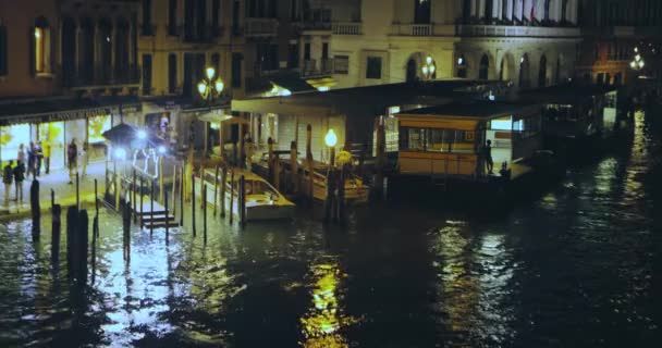 Venetië, Italië, mensen lopen langs de nachtpromenade van het Canal Grande. Venetië, Grand Canal 's nachts. — Stockvideo