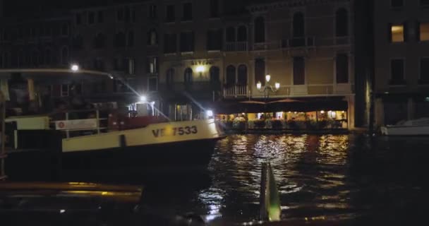 ヴェネツィアの夜、ヴェネツィアの美しい夜のフレームでは、夜にヴェネツィアの運河。船はヴェネツィアのグランド運河に沿って航行しています — ストック動画