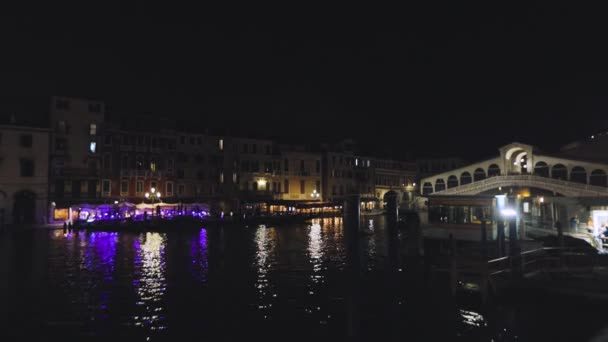 Rialto Bridge At Night，意大利维吉尼亚。威尼斯运河的夜间框架，Rialto桥横跨大运河 — 图库视频影像