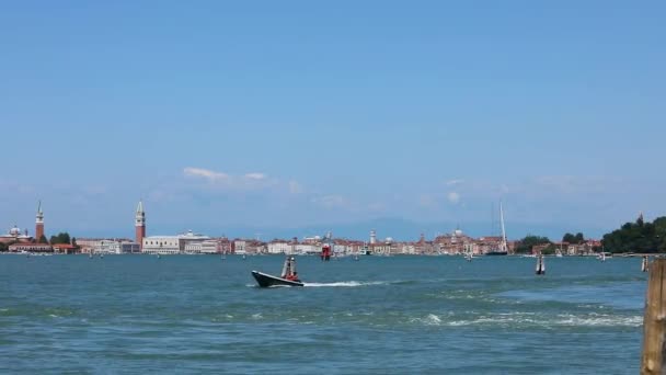 Sok hajó a csatorna Velence, Campanile di San Marco és Palazzo Ducale a háttérben. Vízforgalom Velencében — Stock videók