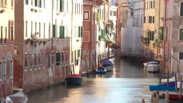 Prázdné kanály Benátek během karantény, prázdný kanál Benátek, ostrov Bruno — Stock video