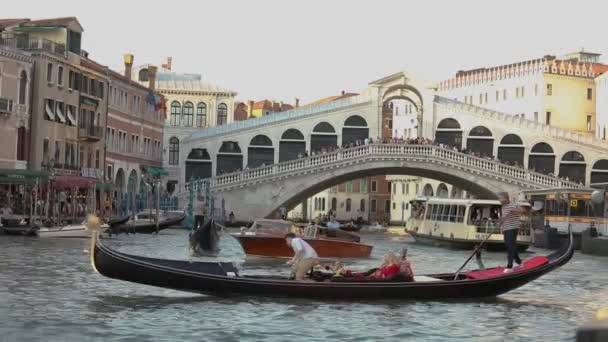 Міст Ріальто через Гранд-канал, Венеція, Італія. Венеційський канал, багато човнів Великого каналу, човен під мостом Ріальто. — стокове відео