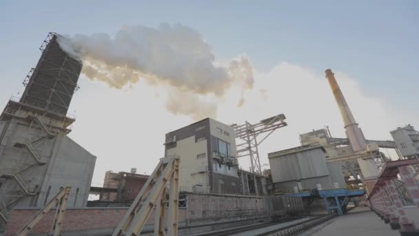 Emisión de humo blanco de la chimenea de la planta. Espeso humo blanco de la chimenea de la planta. Daño al medio ambiente. Exterior de una gran planta metalúrgica — Vídeos de Stock