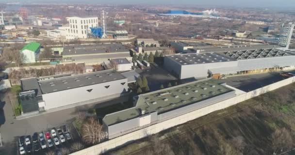 Stor industriell komplex ovanifrån, modern fabrik nära sjön drönare utsikt — Stockvideo
