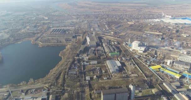 Сучасний завод біля річки, великий сучасний завод біля озера з видом на дрон — стокове відео