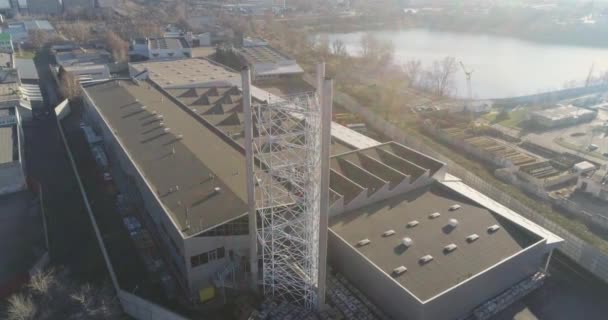 Tuyaux de cheminée dans une usine moderne, un grand tuyau près d'une usine moderne, une vue de dessus d'usine moderne — Video