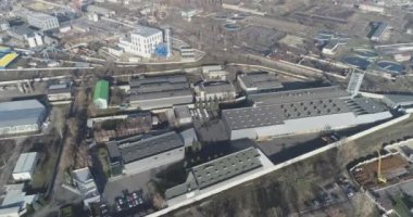 Gökyüzünden büyük, modern gri fabrika.