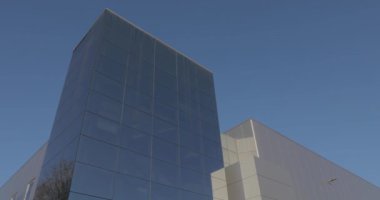 Modern bir fabrikanın inşası, modern bir ofis veya fabrika binasının dışı.