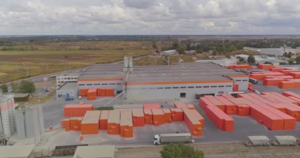 Un sacco di produzione arancione vicino alla fabbrica. Moderna vista aerea di fabbrica — Video Stock