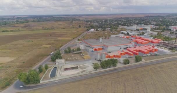 Вид с воздуха на большой завод. Промышленный экстерьер современного завода с апельсиновым декором — стоковое видео