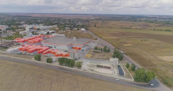 Industriell exteriör av en modern fabrik, fabrik i orange stil. Flyger runt i en modern fabrik — Stockvideo