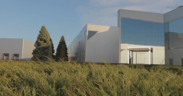 Nuevo edificio de oficinas, oficina con grandes ventanales, exterior de un edificio moderno — Vídeo de stock