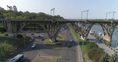 Yol kavşağı, yolda bir sürü araba var. Zor bir kavşakta bir sürü araba var. Arabalar köprünün altındaki güzel yollar boyunca gider.