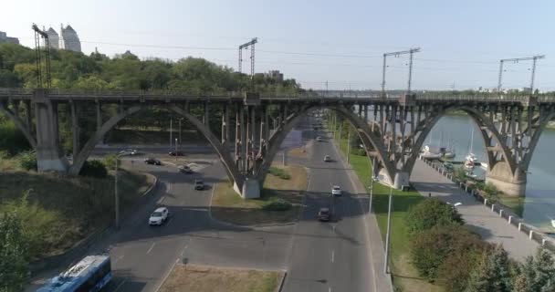 Road junction, a lot of cars on the road. A lot of cars at a difficult intersection. Cars drive along beautiful roads under the bridge — Stock Video
