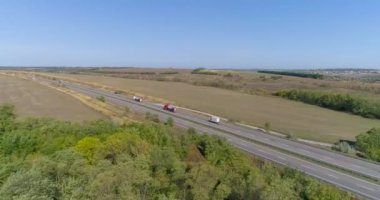 Bir kamyon şehir dışında bir yolda ilerliyor, modern bir kargo kamyonu otoyolda gidiyor.