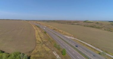 Vagon drone saldırısı boyunca sürüyor. Kamyon yol boyunca gidiyor, doğa etrafta. Kamyon uzun, düz bir yolda gidiyor..