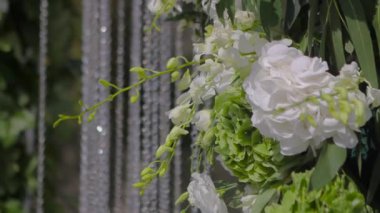 Çiçeklerin düğün dekoru, düğün dekorunda beyaz çiçekler. Şık bir düğün dekoru