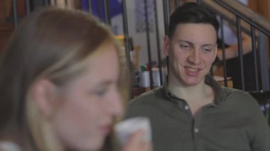 Genç bir çift randevuda. Bir kızla kafede buluşan bir adam..