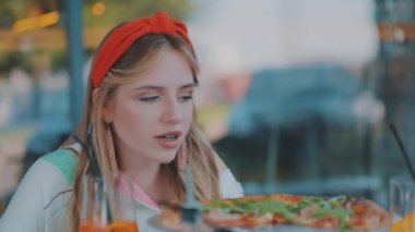 Kız pizzacıdaki bir adamla iletişim kuruyor. Pizzacıda randevusu olan bir kız. Güzel kız bir erkekle iletişim kurar.