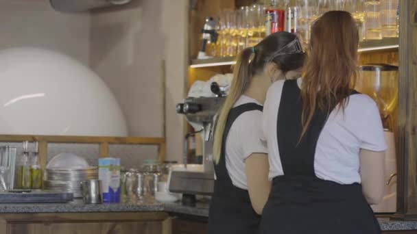 Ein junger Barista kocht Kaffee. Kaffeekochen in einem stilvollen Café — Stockvideo